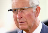 Kaum etwas wurde in letzter Zeit so gehypt wie Google Glass 2014. Sogar Prinz Charles probierte eine der futuristischen Brillen aus. Doch der stolze Preis von 1.500 US-Dollar schreckte einige Kunden ab, ebenso wie der schwache Akku. In den USA konnte der Miniaturcomputer zwar bestellt werden, aber in den offiziellen Handel schafft es die Brille nicht. Im Januar 2015 kam es dann zu einem Verkaufsstopp – und selbst der Google-Vorstand Patrick Pichette bezeichnete das Produkt als Flop.