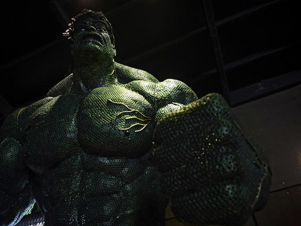 Für seine Stahlfiguren lässt sich Pairoj Thanomwong von Comics inspirieren. Er nimmt sich Superhelden wie beispielsweise den unglaublichen Hulk zum Vorbild. (Bild-Copyright: LILLIAN SUWANRUMPHA /AFP)