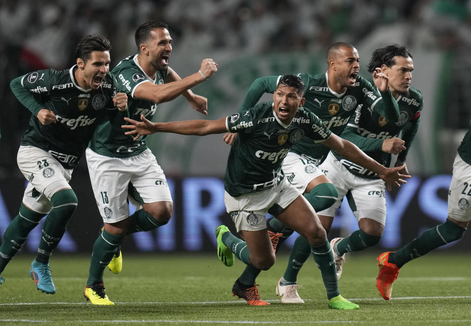 Jugadores del club Palmeiras festejan la victoria en penales sobre el Atlético Mineiro, en el partido de vuelta entre equipos brasileños en los cuartos de final de la Copa Libertadores, el miércoles 10 de agosto de 2022, en Sao Paulo (AP Foto/Andre Penner)