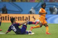 Japan's Yuya Osako (L) fights for the ball with Ivory Coast's Gervinho during their 2014 World Cup Group C soccer match at the Pernambuco arena in Recife June 14, 2014. REUTERS/Yves Herman