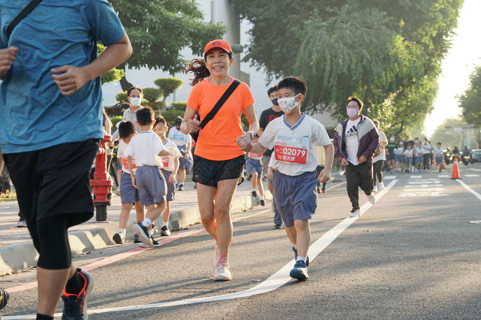 親子歡喜參與路跑，一起和臺南慈中首次的校慶路跑活動留下回憶。