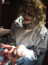 <p>El Halloween de este año será recordado para siempre por esta pareja, quien acudió al hospital para recibir a su tercer hijo y se toparon con esto. ¿Te imaginas llegar a la sala de partos y encontrarte con que el médico que te atenderá es The Jocker? <a rel="nofollow" href="https://es-us.vida-estilo.yahoo.com/curioso-halloween-hospital-parto-atendido-slideshow-wp-184841465.html" data-ylk="slk:Aquí la nota completa;elm:context_link;itc:0;sec:content-canvas;outcm:mb_qualified_link;_E:mb_qualified_link;ct:story;" class="link  yahoo-link"><em>Aquí la nota completa</em></a>. Foto: Facebook.com/justin.selph.9<br><br></p>