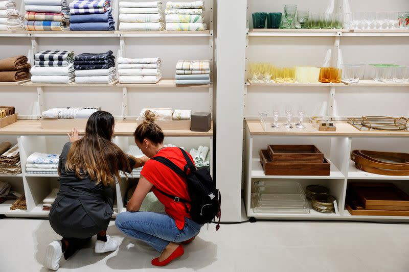 FOTO DE ARCHIVO: María Díaz ayuda a una clienta durante la inauguración de una tienda Zara Home "for&from", perteneciente a un proyecto que promueve el empleo de personas con discapacidad, en San Sebastián de los Reyes