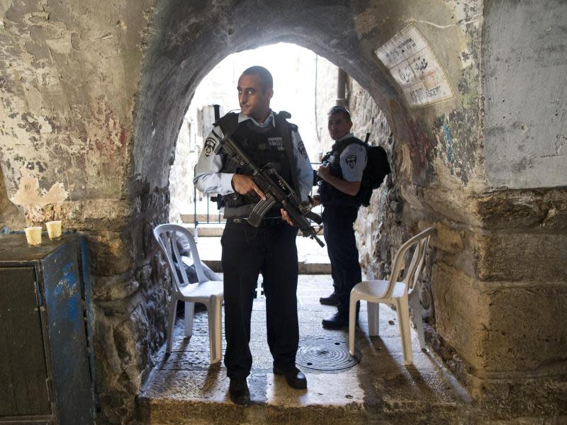 Schwerbewaffnete israelische Polizisten sichern die Altstadt von Jerusalem. Foto: Abir Sultan