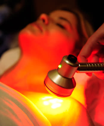 <b>Ultimate Total Body Hydra-Dermabrasion Resurfacing! Vow!! </b><br> Red LED light therapy to stimulate collagen production is uses during a demonstration of the Ultimate Total Body Hydra-Dermabrasion Resurfacing treatment at the Ole Henriksen spa in Los Angeles, California February 23, 2011. As Tinsel Town gears up for Sunday's Academy Awards, A-listers, movie moguls and even mere mortals are willing to pay top dollar for aesthetic perfection, before stepping into the red carpet spotlight. <b> AFP PHOTO / Robyn Beck</b>