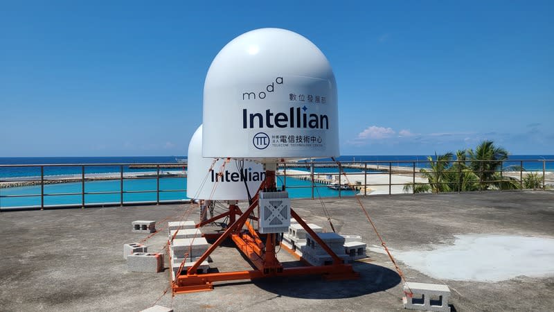 數位部17日指出，太平島過去衛星頻寬不足，這次在太平島正式開通SES中軌衛星訊號，通訊效能提升3.9倍。圖為太平島的SES mPower中軌衛星設備。（圖／數位部提供） 