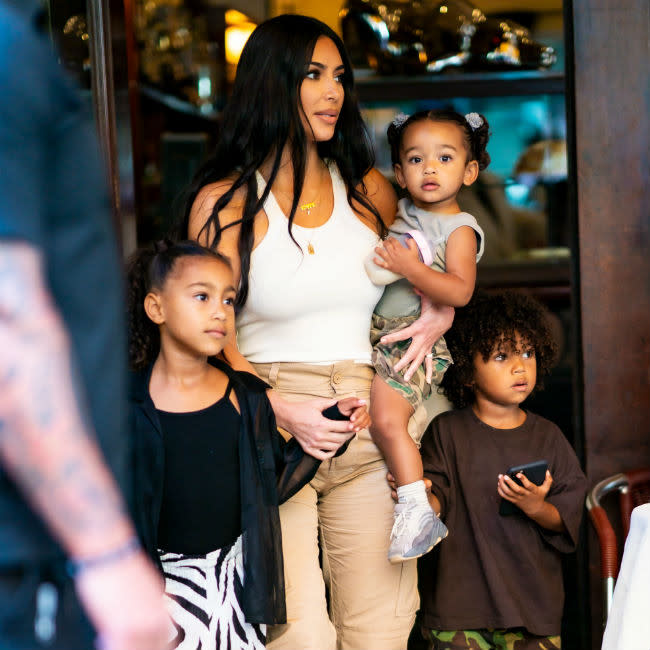 Kim Kardashian con tres de sus cuatro hijos credit:Bang Showbiz