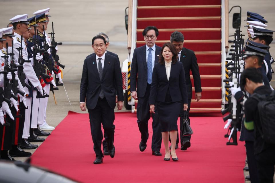 日本首相岸田文雄（左）與夫人裕子，7日抵達南韓首爾。路透社