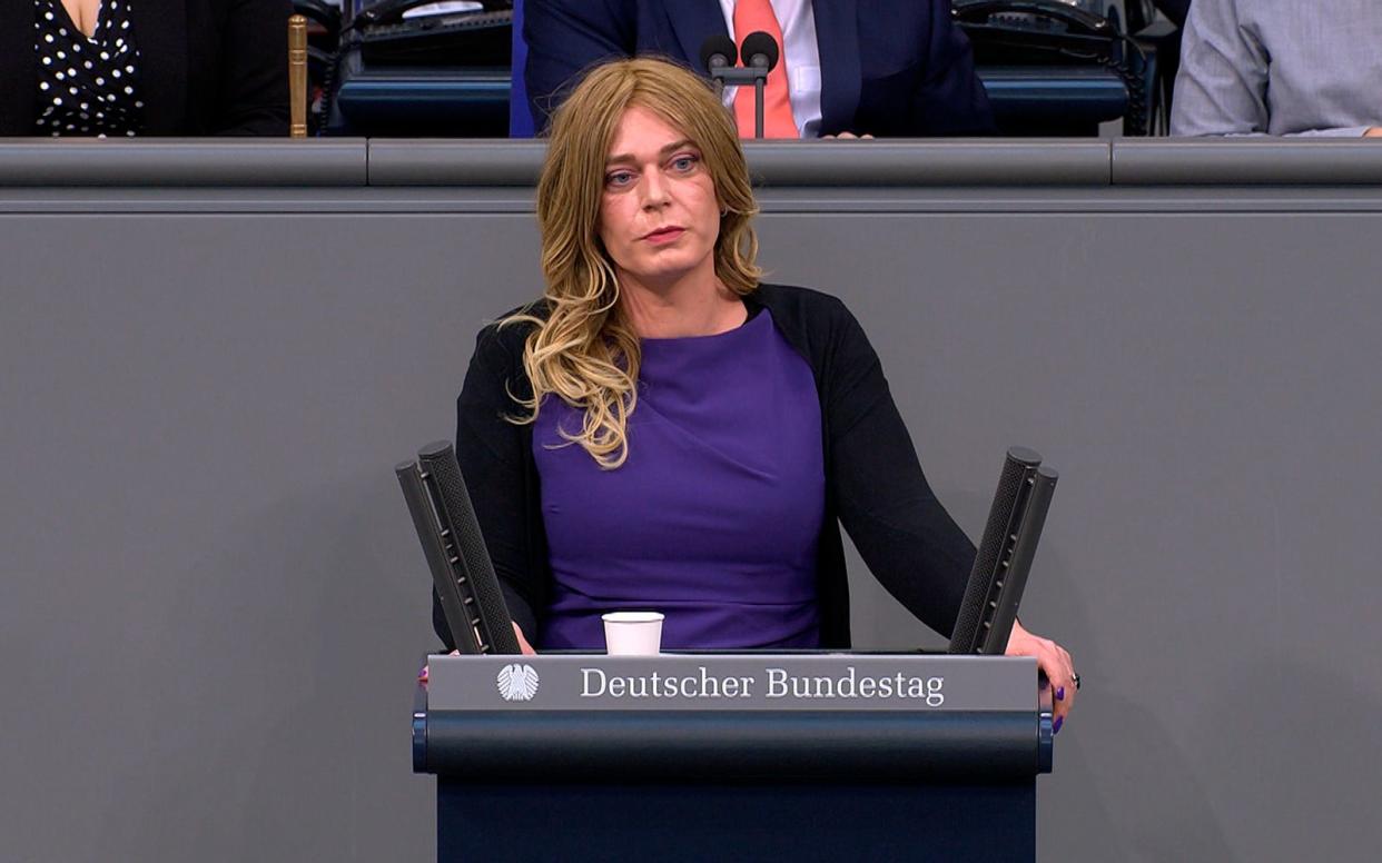 Tessa Ganserer sitzt für die Grünen im Bundestag. Die Abgeordnete ist trans und regelmäßig Anfeindungen ausgesetzt. (Bild: WDR /Doclights / Bundestag)