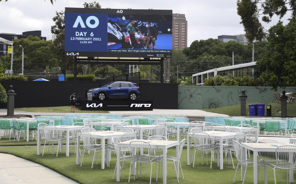 Una vacía zona de jardines del Melbourne Park, sede del Abierto de Australia, el sábado 13 de febrero de 2021. (AP Foto/Andy Brownbill)