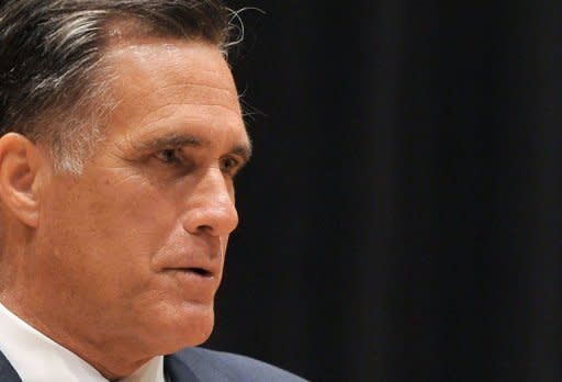 El candidato republicano a la presidencia de Estados Unidos, Mitt Romney, responde a los medios de comunicación el lunes 17 de septiembre en Costa Mesa, California. (AFP | Nicholas Kamm)