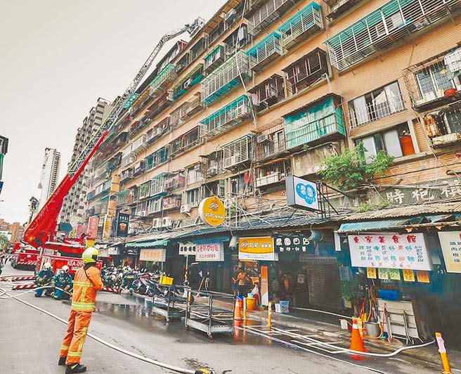 鑑於城中城大樓大火造成多人死傷，台北市消防局21日在信維大樓舉行搶救演練。圖為模擬大樓意外發生火警，消防局出動雲梯車進行高樓層搶救。（本報資料照）