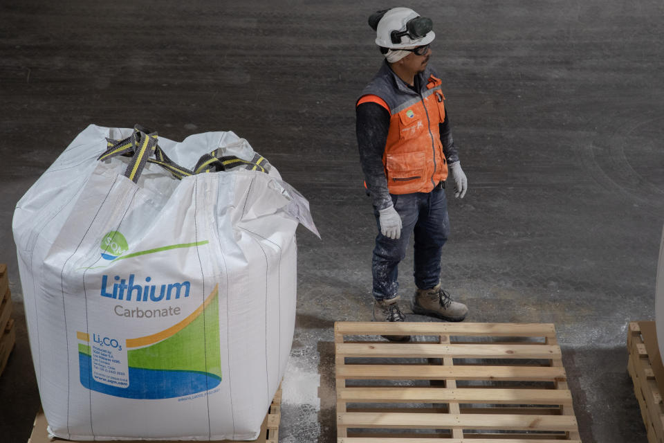 Un trabajador revisa bolsas que contienen polvo de carbonato de litio adecuado para baterías que se enviarán internacionalmente en Antofagasta, Chile el 25 de octubre de 2022. (Foto de Lucas Aguayo Araos/Agencia Anadolu vía Getty Images)
