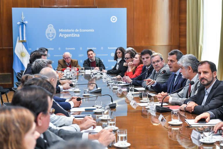 El ministro de Economía, Sergio Massa; de Cultura, Tristán Bauer; de Ciencia y Tecnología, Daniel Filmus; y el Secretario de Economía del Conocimiento, Juan Manuel Cheppi, presentan Film+Ar, el programa de financiamiento de proyectos de producción audiovisual