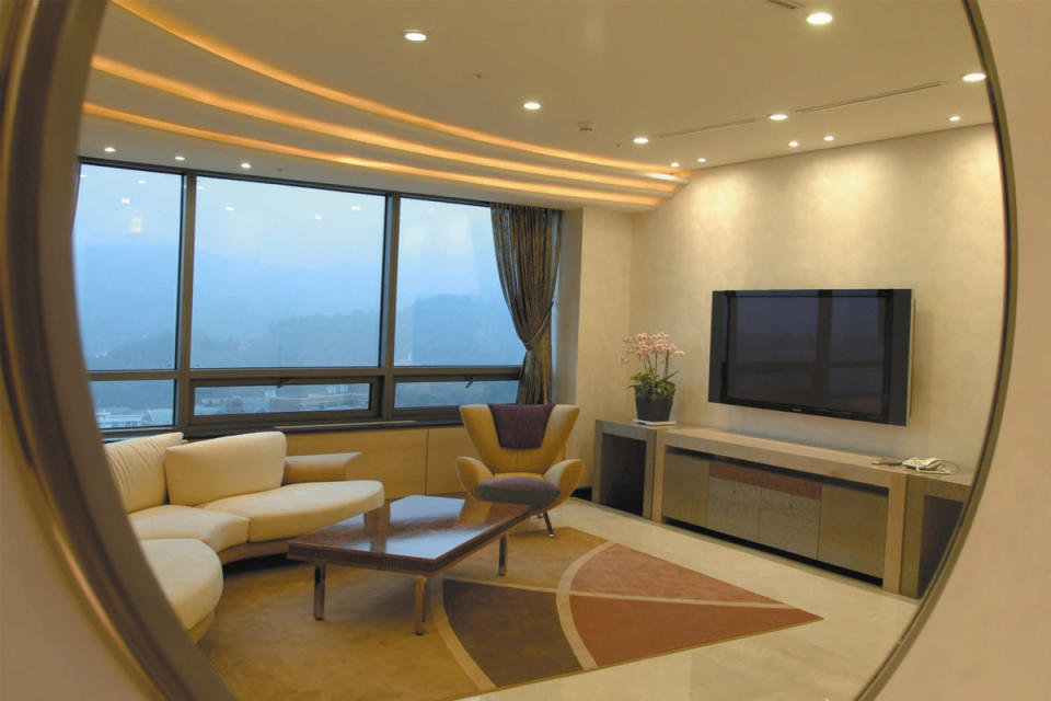 <p>An A-Class Living Room at <a href="http://www.yuhs.or.kr/en/hospitals/severance/Sev_Intro/Gnr_info/">Severance Hospital</a>&nbsp;in South Korea, where the average treatment is 30 to 45 percent less than the cost of similar services in the U.S., according to Patients Beyond Borders.</p>