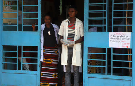 Medical workers are seen at the health centre in the commune of Wangata during a vaccination campaign against the outbreak of Ebola, in Mbandaka, Democratic Republic of Congo, May 23, 2018. REUTERS/Kenny Katombe