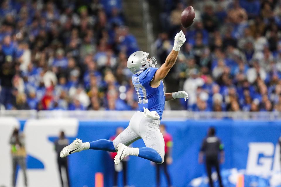 Detroit Lions tight end Sam LaPorta can't catch a pass that sails high against the Green Bay Packers during the first half at Ford Field in Detroit on Thursday, Nov. 23, 2023.