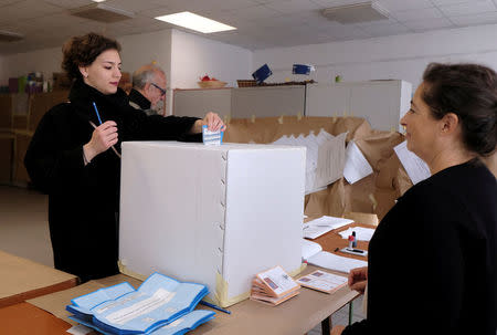 A woman casts her vote for Veneto's autonomy referendum at a polling station in Venice, Italy, October 22, 2017. REUTERS/Manuel Silvestri