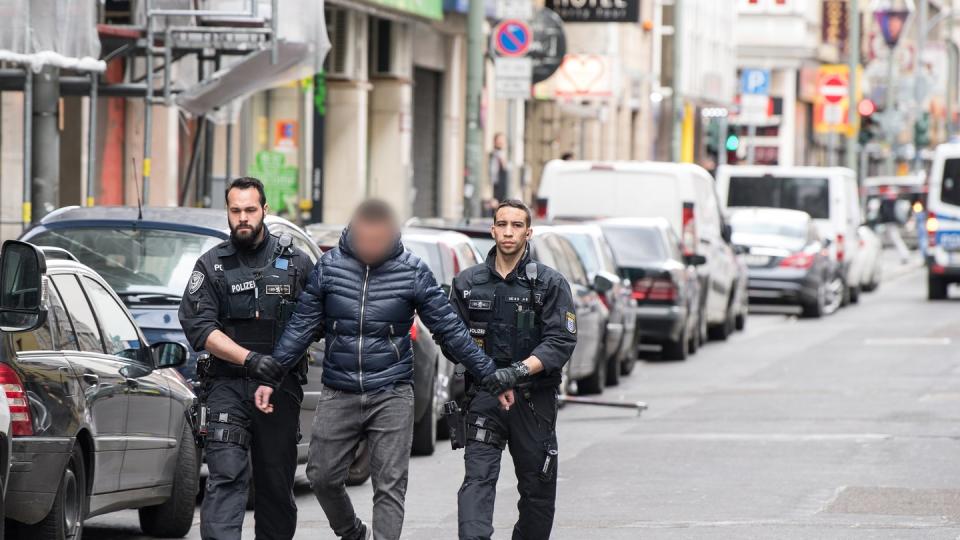 Polizisten führen im Frankfurter Bahnhofsviertel einen verdächtigen Mann ab. Foto: Fabian Sommer