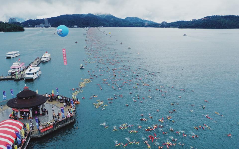 不畏颱風 日月潭萬人泳渡仍登場2萬名泳者下水
