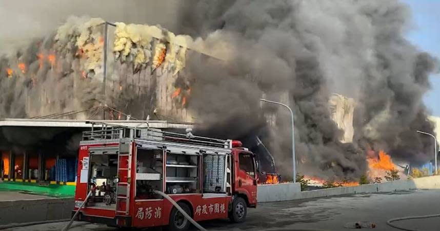 桃園市幼獅工業區14日上午8時發生大火，但附近民眾直到今天下午才收到空汙簡訊。（圖／翻攝自記者爆料網）