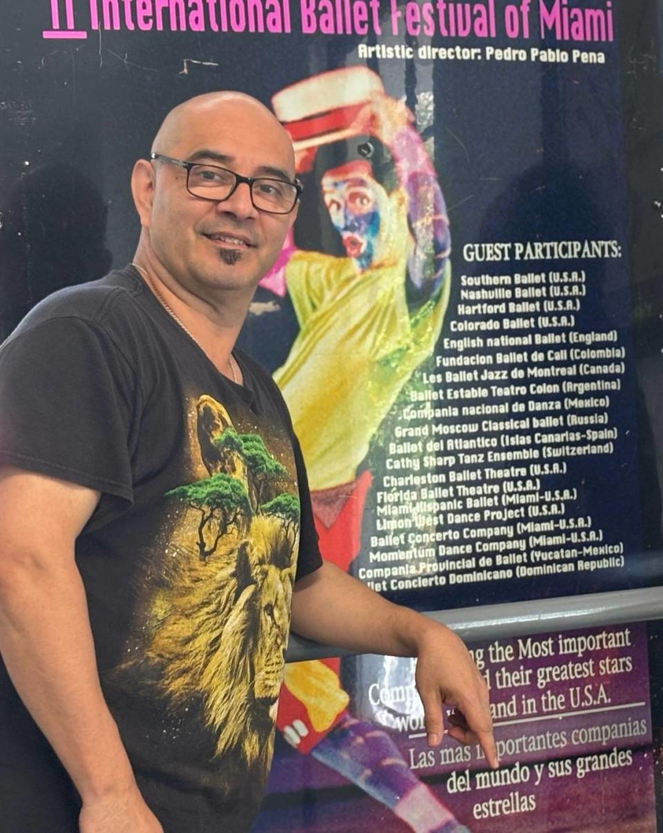 “Ese soy yo”, dice Eriberto Jiménez, director artístico del Ballet Clásico Cubano de Miami, frente al póster del II International Ballet Festival of Miami, que este año celebra su XXIX edición.