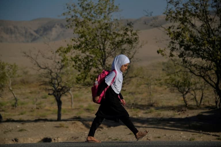 Une fillette sur le chemin de l'école, près d'Hérat en Afghanistan le 21 septembre 2021 - Hoshang Hashimi © 2019 AFP