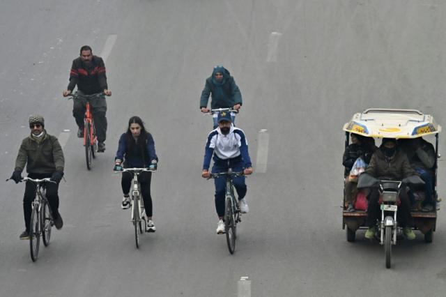 Cyclists brave Lahore smog to convince drivers to ditch their cars