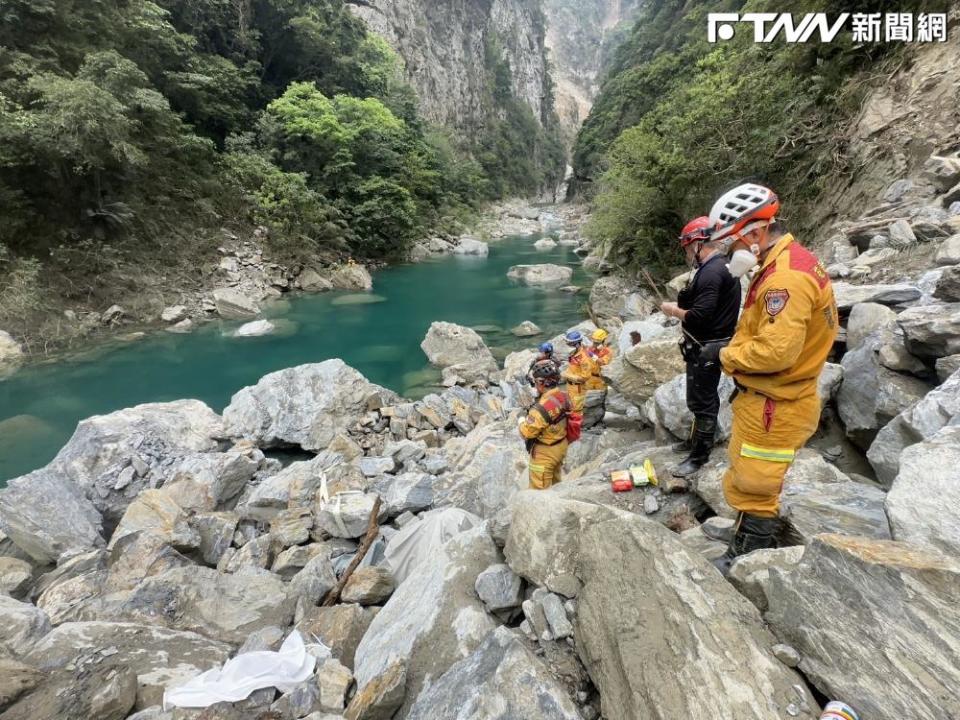 搜救人員今天再發現3具疑似為游家3人的遺體，目前已全數移出，身分仍待檢警確認。（圖／翻攝畫面）