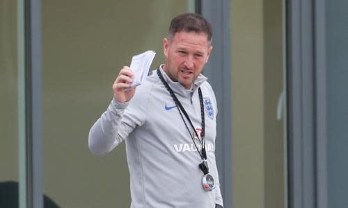 Steve Holland apologises to England players for team-sheet blunder