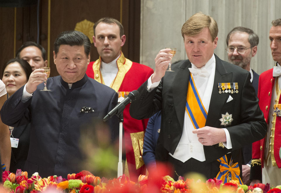 China's President Xi Jinping, left, and Dutch King Willem Alexander, right, propose a toast during the official state banquet at the royal palace in Amsterdam, Netherlands, Saturday March 22, 2014. Xi is on a two-day state visit ahead of the March 24 and 25 Nuclear Security Summit in The Hague. (AP Photo/Toussaint Kluiters, Pool)