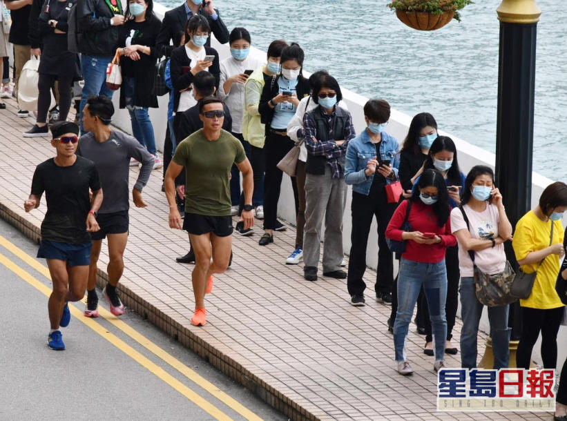 位於海港城的臨時檢測站今早出現排隊人流。