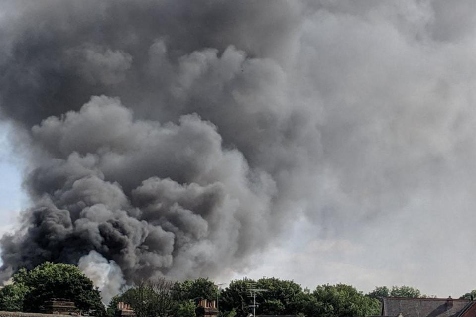 Smoke rising from The Mall in Walthamstow (@MikkoE17)