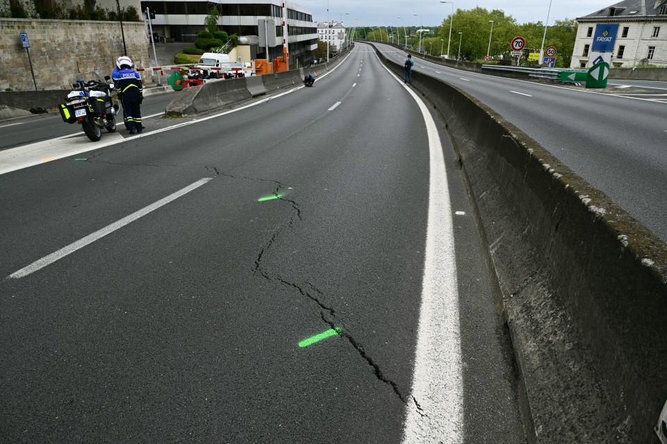 L’autoroute A13 fermée à Saint-Cloud (Hauts-de-Seine) après l’apparition de fissures sur la chaussée, le 19 avril 2024.