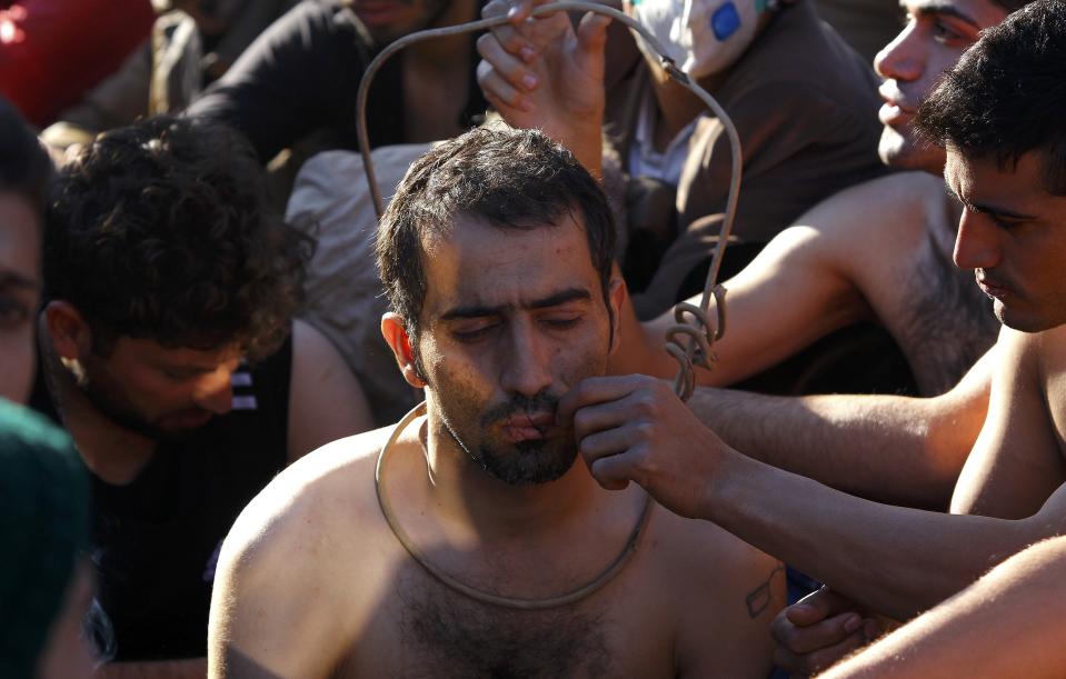 A un iraní le cosen los labios. Además las circunstancias han empeorado para ellos por culpa de la llegada del frío.