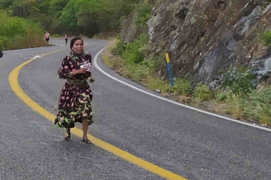 Isadora Rodríguez, corredora rarámuri, gana otra vez maratón con vestido y huaraches