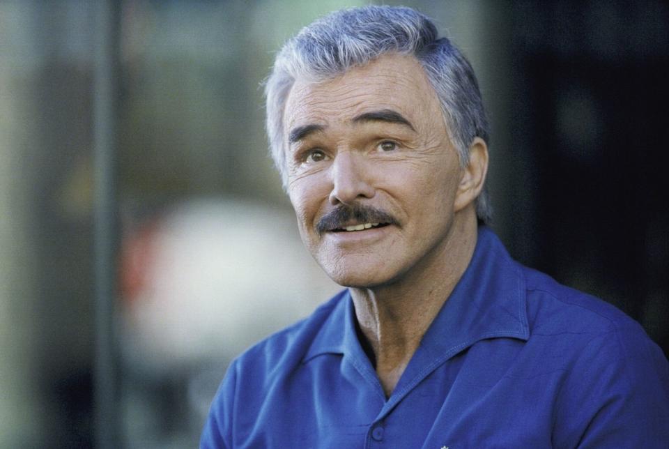 In den 70er-Jahren war Burt Reynolds ein Bär von einem Mann, ein stets braun gebranntes Sexsymbol und ein "ausgekochtes Schlitzohr" - seine Paraderolle. Weil es finanziell um die 2018 verstorbene Action-Ikone, die zwischen 1978 und 1982 zu den bestbezahlten Schauspielern der Welt zählte, zwischenzeitlich nicht rosig stand, hatte er wohl folgenden Job angenommen ... (Bild: 20th Century Fox)