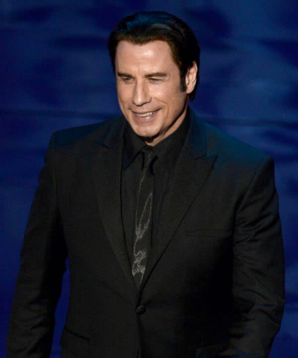 John Travolta salió al escenario a entregar un premio: lo más comentado fue su pelo. ¿Real o peluca?