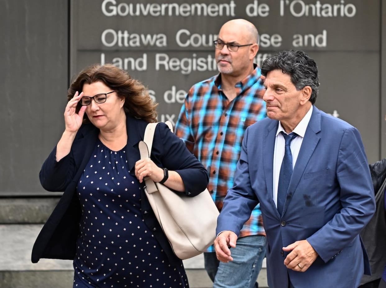 Diane Magas, left, lawyer for Chris Barber, centre, walks with Tamara Lich's lawyer Lawrence Greenspon to the Ottawa Courthouse on Sept. 19, 2023. (Justin Tang/The Canadian Press - image credit)