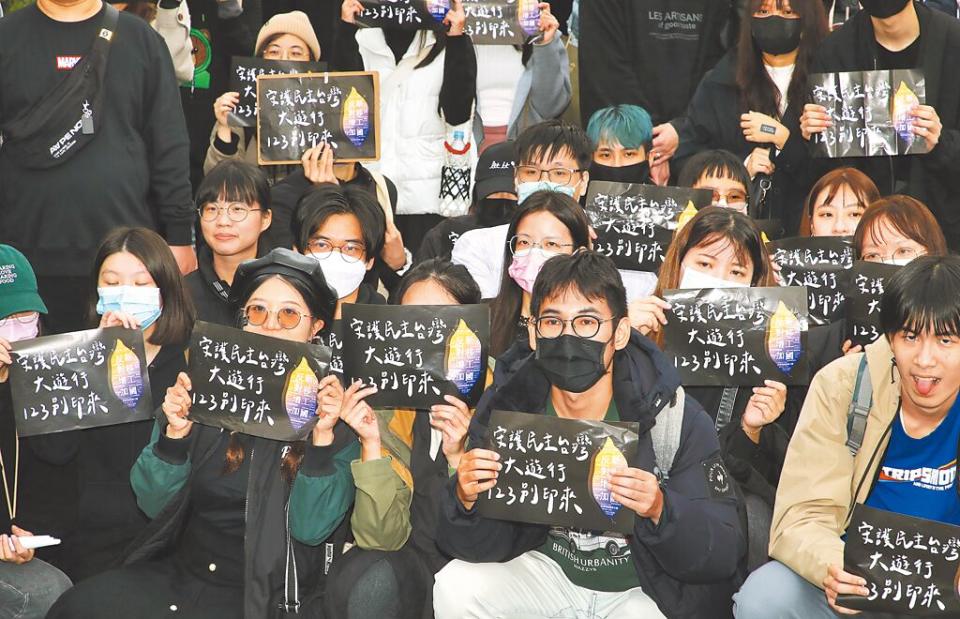 圖為民間團體去年在凱達格蘭大道舉行「守護民主台灣大遊行123別印來」遊行活動，希望政府及勞動部能傾聽民眾的訴求及憂慮。（資料照）
