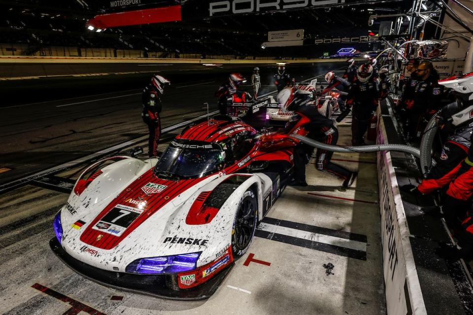 7 porsche penske motorsports, porsche 963, gtp matt campbell, felipe nasr, dane cameron, josef newgarden, 6 porsche penske motorsports, porsche 963, gtp mathieu jaminet, nick tandy, kevin estre, laurens vanthoor, pit stop