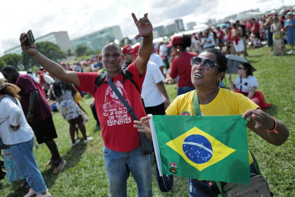 Apoiadores do presidente Lula presentes para a sua cerim&#xf4;nia de posse, em 1&#xba; de janeiro de 2022, em Bras&#xed;lia (Foto: Reuters / Lucas Landau)