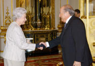 LONDON, UNITED KINGDOM: Britain's Queen Elizabeth II meets FIFA President Sepp Blatter 01 March, 2004, during a reception at Buckingham Palace in London to mark the centenary of the governing body of the game around the globe. AFP PHOTO/FIONA HANSON/WPA POOL (Photo credit should read Fiona Hanson/AFP via Getty Images)