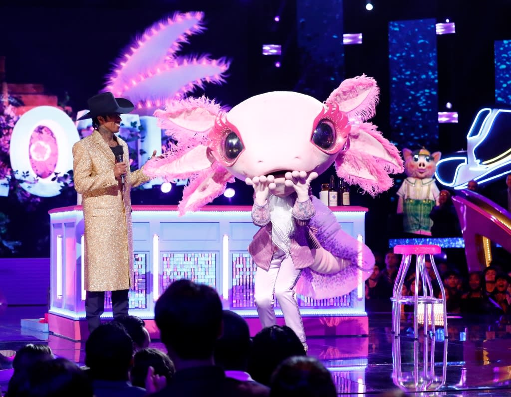 THE MASKED SINGER:L-R: Nick Cannon and Axolotl in the “Country Night” episode of THE MASKED SINGER airing Wednesday, March 22 (8:00-9:01 PM ET/PT) on FOX. CR: Michael Becker/FOX ©2023 FOX Media LLC.