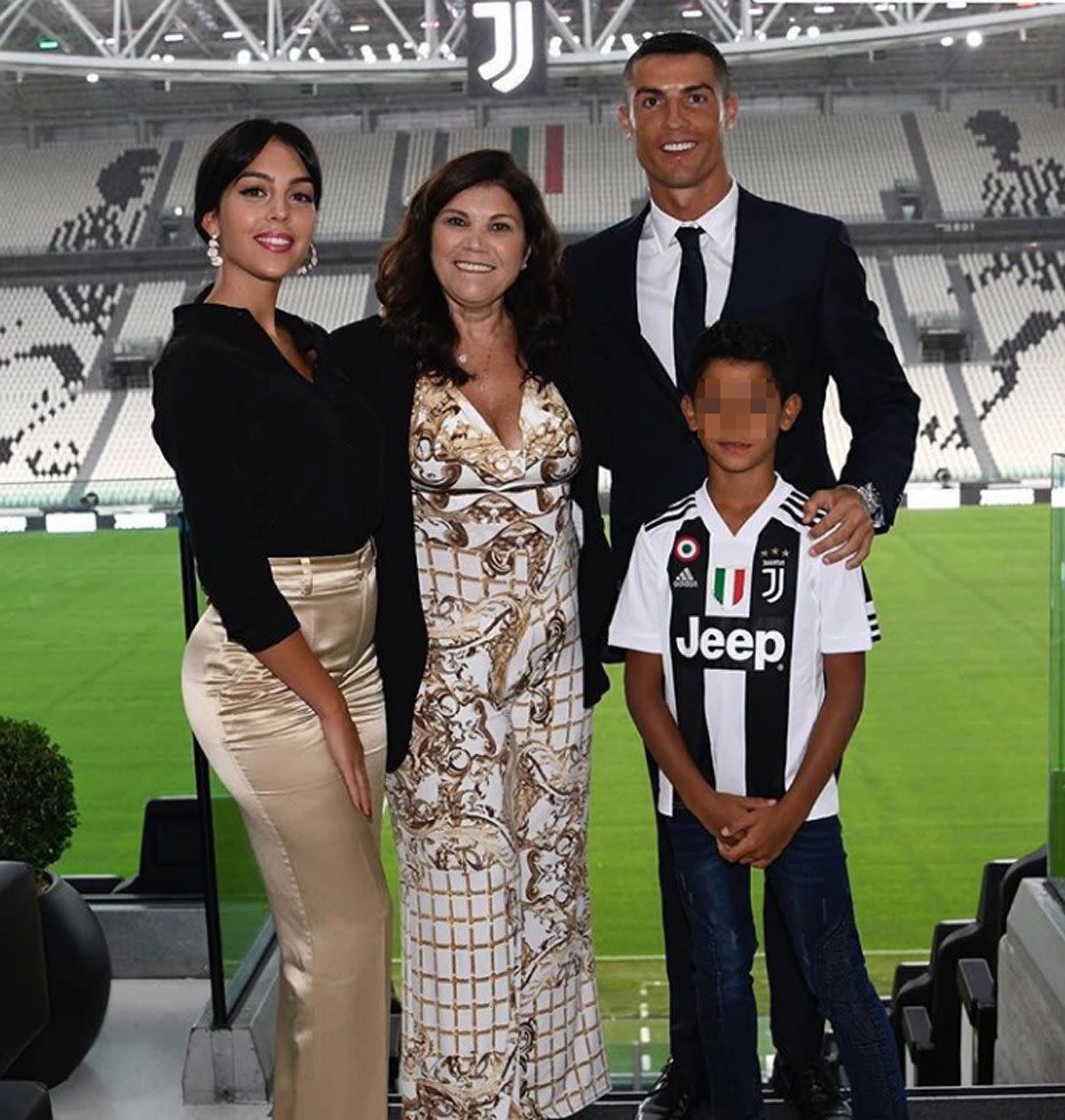 Dolores Aveiro en la presentación de su hijo como jugador de Juventus, junto a su nieto Cristiano Jr. y Georgina Rodríguez, pareja del portugués.