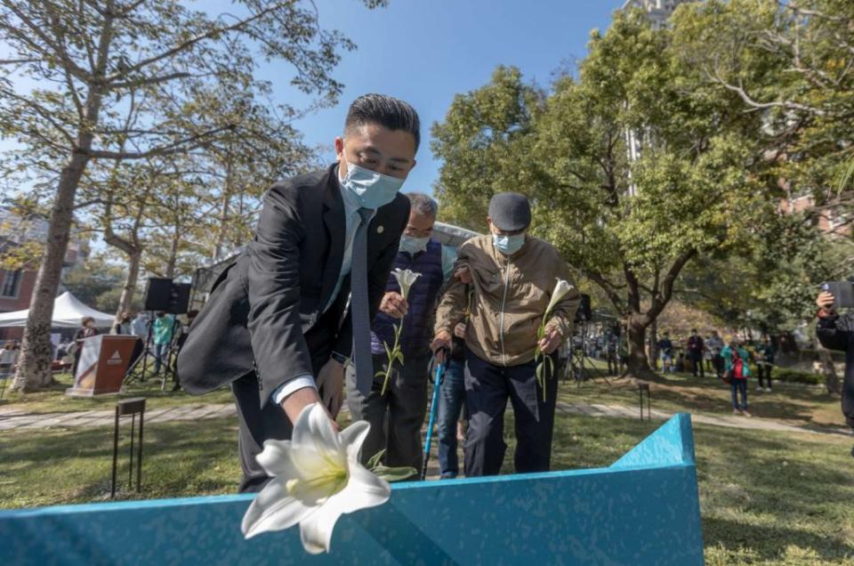 新竹市政府二十八日在新竹市二二八和平紀念公園舉辦「二０二二和平紀念日追思音樂會」，巿長林智堅以純白的百合花朵向二二八事件受難者表達追思。(記者曾芳蘭攝)