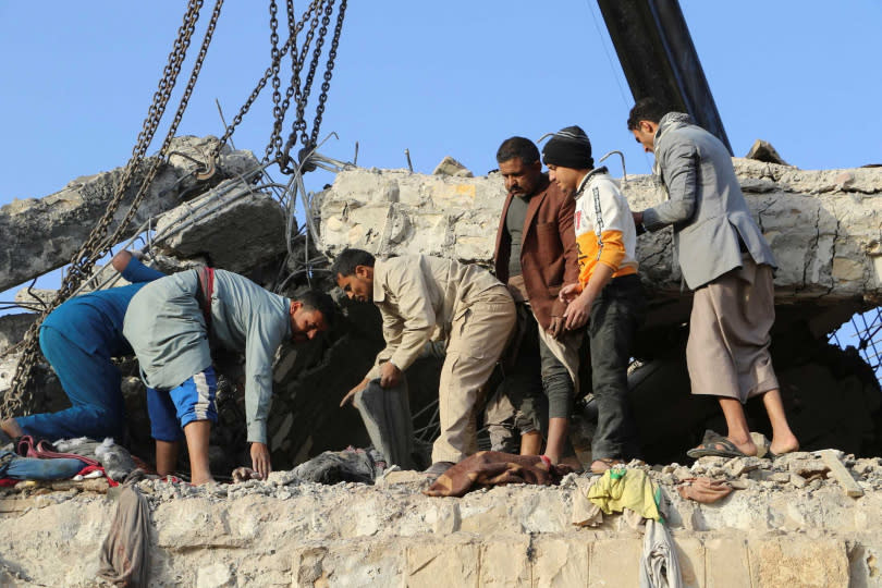 葉門遭到沙烏地阿拉伯聯軍攻擊，救援人員正從瓦礫堆中拉出一名男子的身軀。（圖／達志／美聯社）