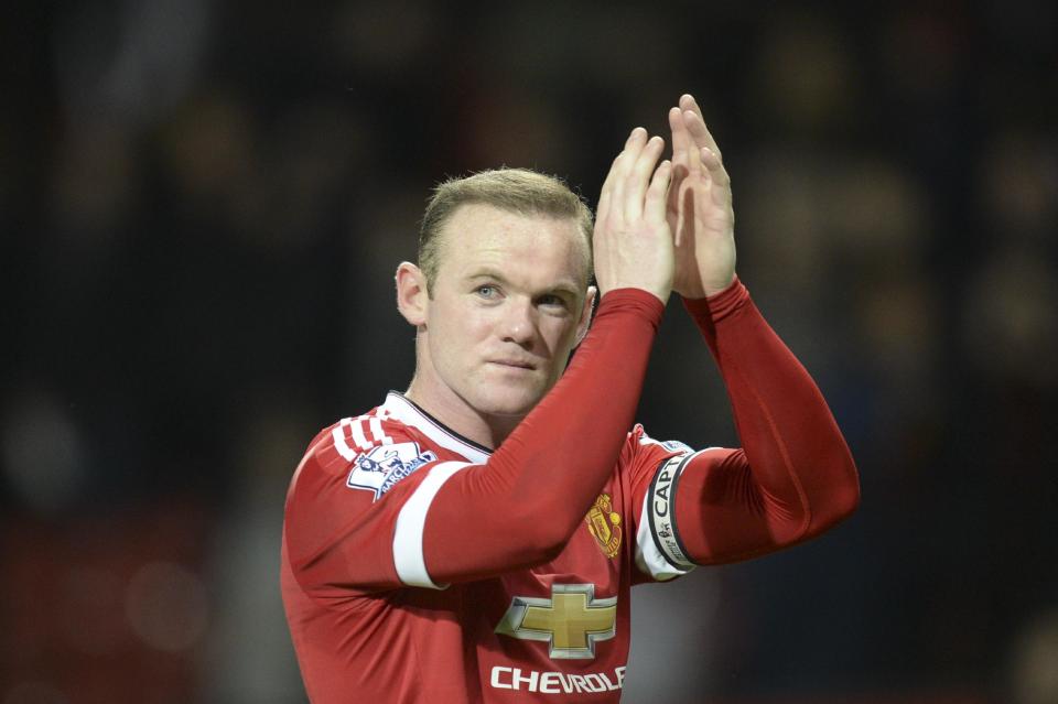 El delantero del Manchester United Wayne Rooney aplaude al público tras el juego ante el Chelsea por la liga inglesa en el estadio Old Trafford, noroeste de Inglaterra, el 28 de diciembre de 2015. (AFP | OLI SCARFF)