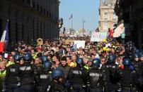 <p>L’heure du traditionnel décompte de la mi-journée est venue. Selon les chiffres du ministère de l’Intérieur, 11.600 manifestants étaient rassemblés en France dont 4.000 Paris. La semaine dernière, la place Beauvau évaluait le nombre de personnes présentes dans les cortèges à 10 200 (dont 3 000 dans la capitale).<br>(Crédit : Getty Images) </p>