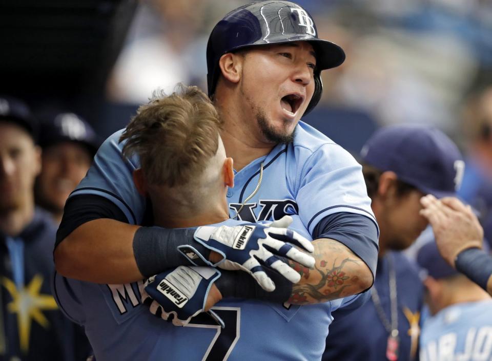 <p>Nach einem Homerun freut sich Jesús Sucre von den Tampa Bay Rays zusammen mit seinem Mitspieler Logan Morrison. (Bild: Mike Carlson/AP) </p>